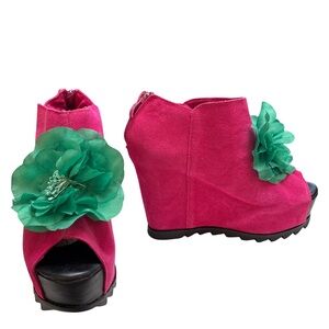 Vibrant Pink Wedge Sandals with Green Floral Detail 5.5